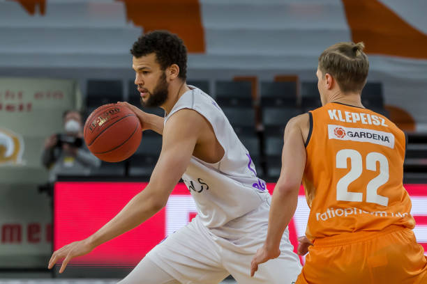 也给其他球 也给其他球